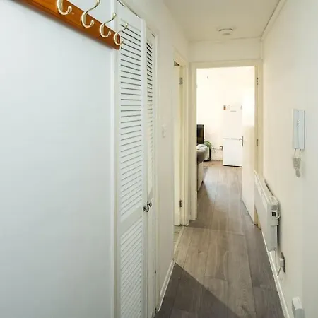 Апартаменты Cozy Retreat Near Heathrow Airport Feltham Экстерьер фото