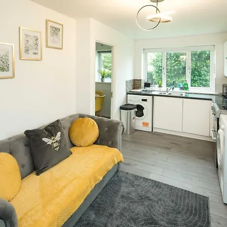 Апартаменты Cozy Retreat Near Heathrow Airport Feltham Экстерьер фото