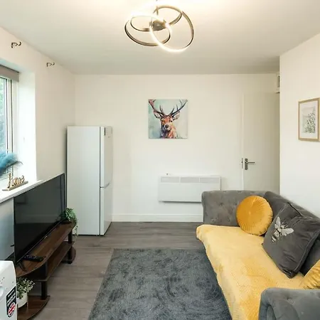 Апартаменты Cozy Retreat Near Heathrow Airport Feltham Экстерьер фото