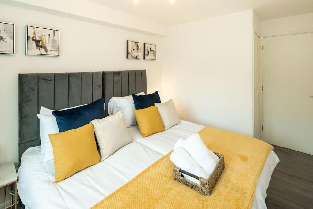 Cozy Retreat Near Heathrow Airport Apartamento Feltham