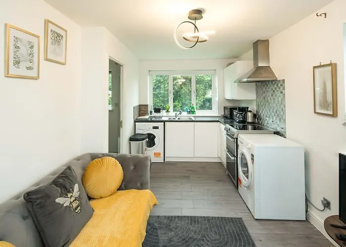 Cozy Retreat Near Heathrow Airport